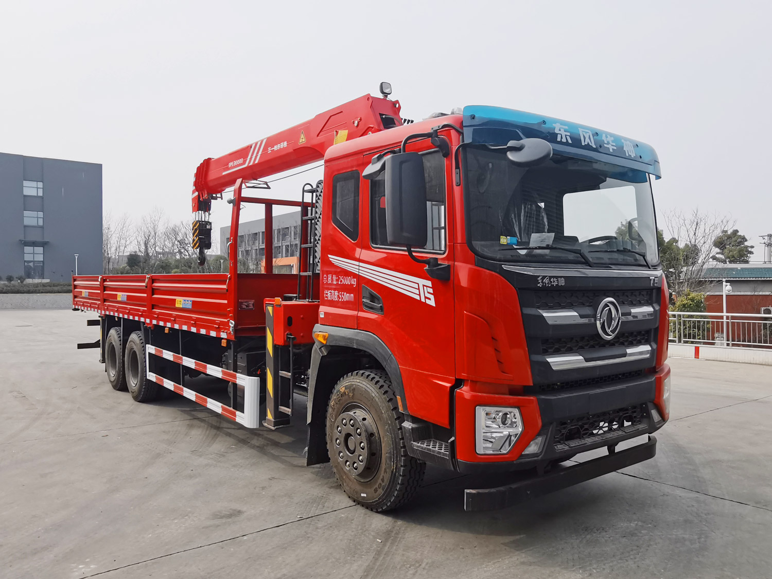 國六東風(fēng)華神T5后雙橋上裝三一12噸直臂式吊機隨車吊