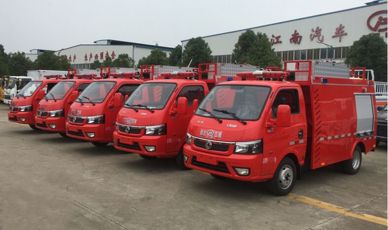 東風(fēng)3.5噸水罐消防車(chē)交付 東風(fēng)3.5噸水罐消防車(chē)交付