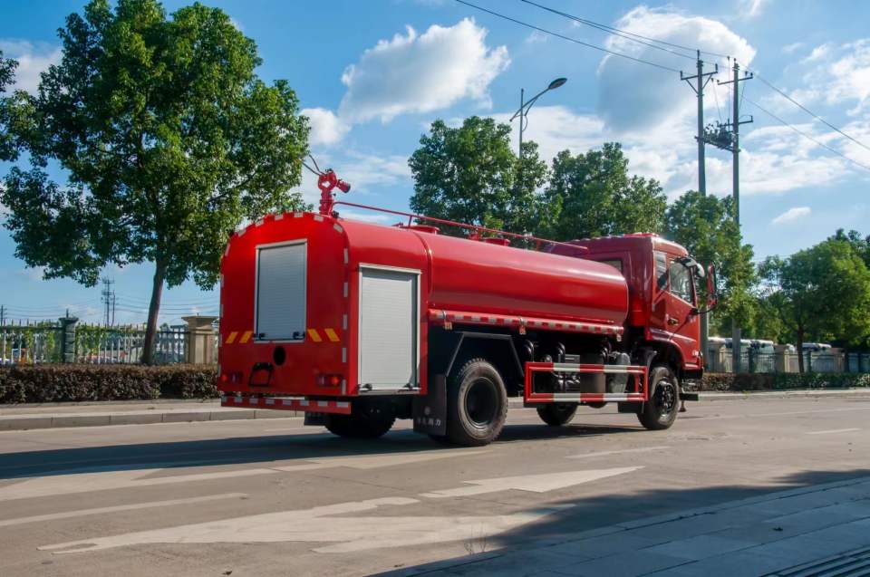 東風四驅10噸森林消防灑水車