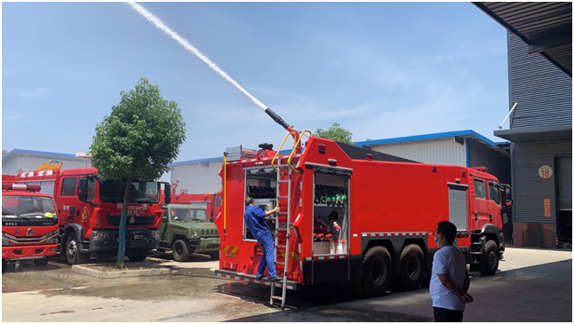 13噸汕德卡泡沫消防車