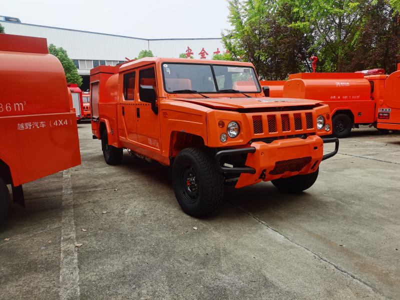 1.5噸四驅(qū)雙排森林滅火消防灑水車(chē)