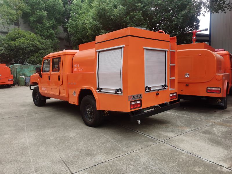 1.5噸四驅雙排森林滅火消防灑水車